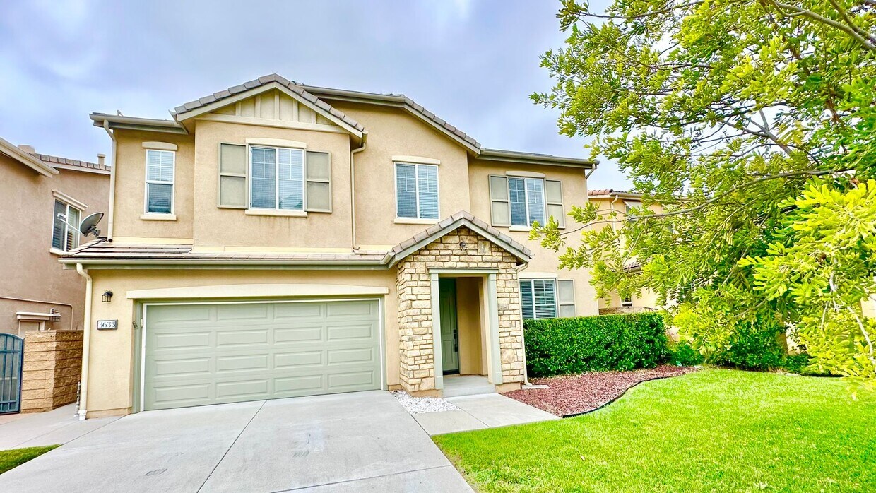 Foto principal - Beautifully Updated Two-Story Home in Lake...