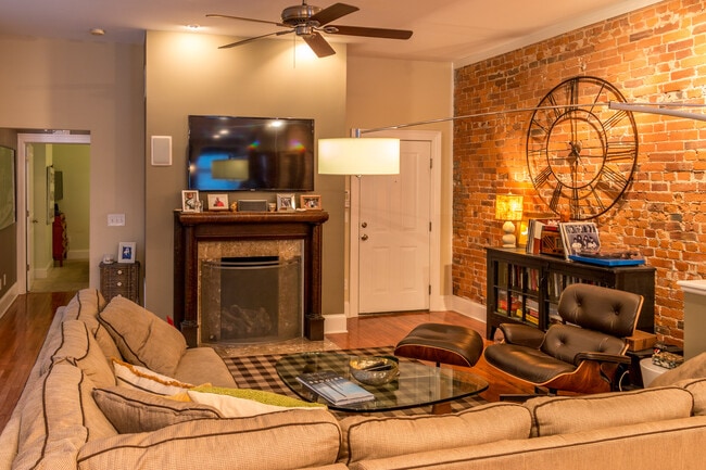 Sala de estar con chimenea - 11 W 3rd Ave