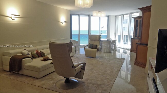 Foto del edificio - 9559 Collins Ave