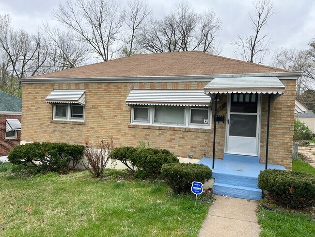 Building Photo - Stunning 2 Bedroom 1 Bath Brick Home! - Pr...