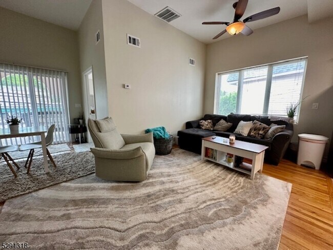 Foto del edificio - 151 Valley Rd