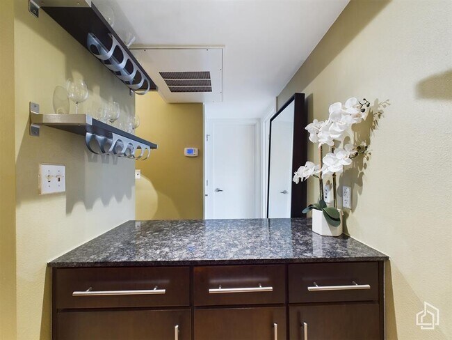 Foto del edificio - 2200 Dickson Dr