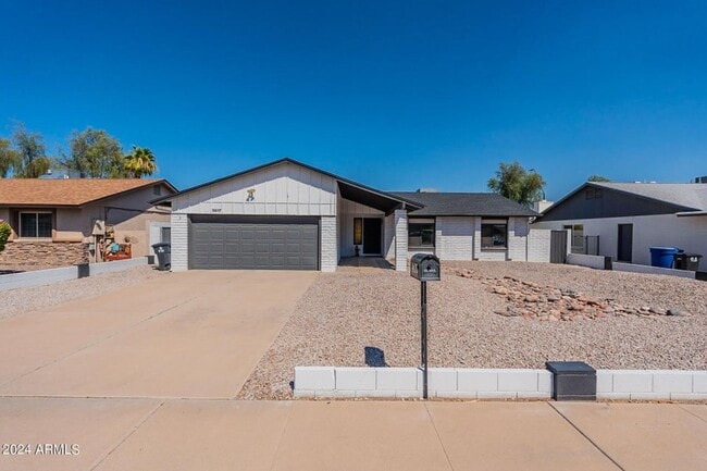 Building Photo - Modern 3 bed home with POOL!
