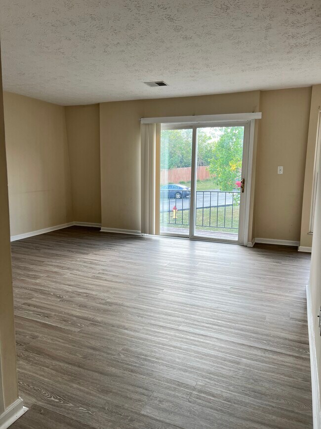 Sala de estar - 1310 Louisville Rd