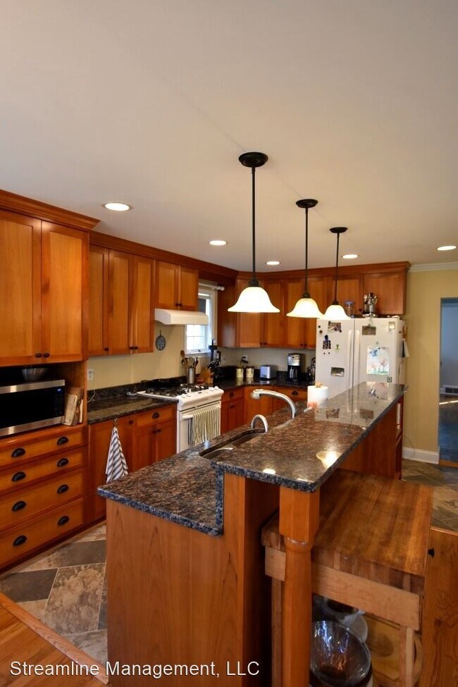 Building Photo - 5 br, 3.5 bath House - 10504 Amherst Ave