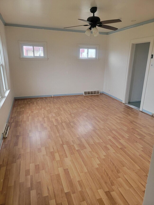 Foto del edificio - 8323 E Frontage Rd