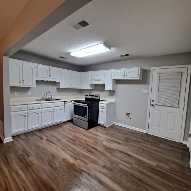 Building Photo - Welcome to this charming 3 bedroom, 2 bath...