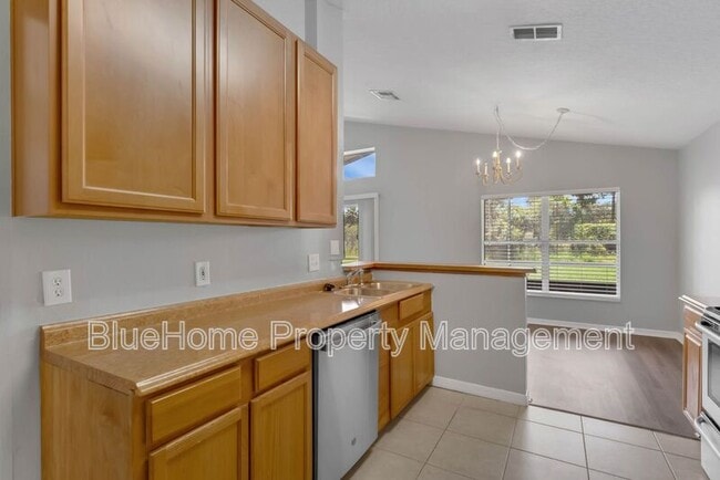 Foto del edificio - 13820 Mirror Lake Dr