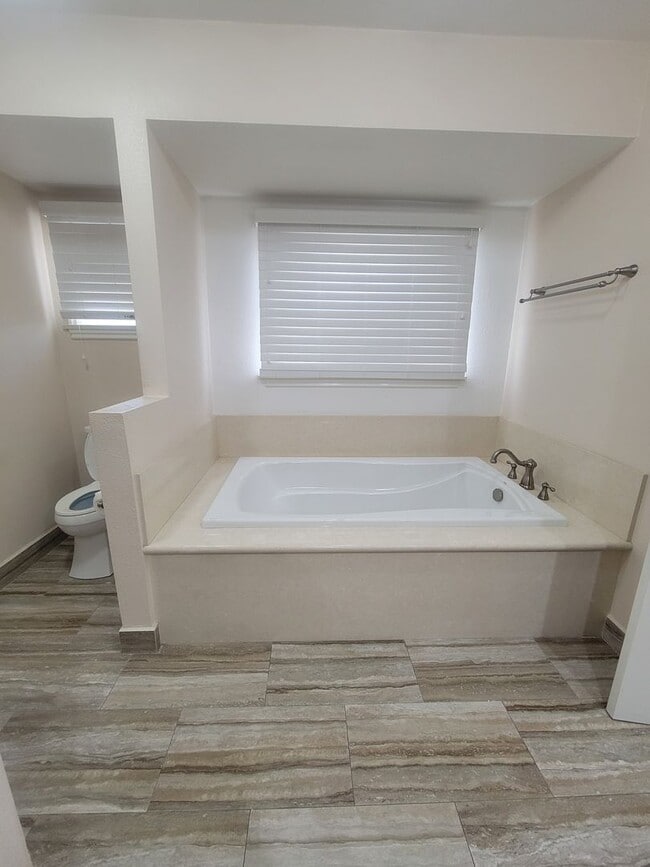 Foto del edificio - 3240-3242 Cerritos Ave