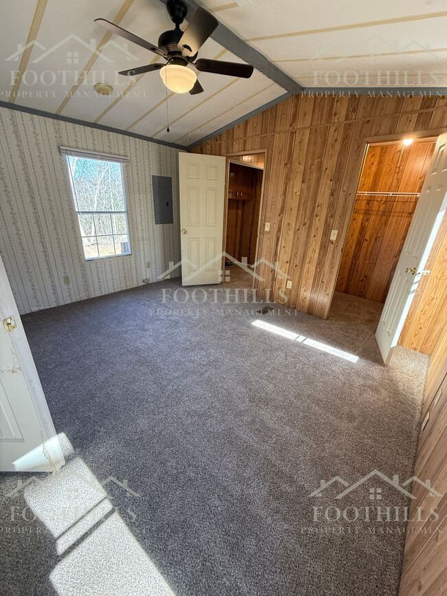 Building Photo - Bright and Cozy 2-Bed Home in Anderson!