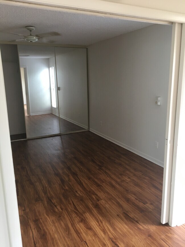 Building Photo - 643 Executive Center Dr