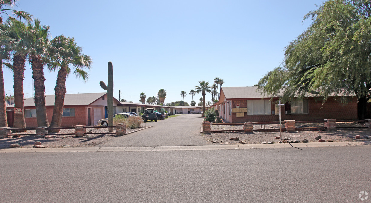 Primary Photo - Baker's Apartments