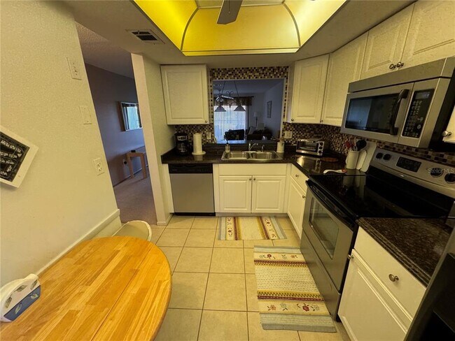 Foto del edificio - 365 3 Lakes Ln