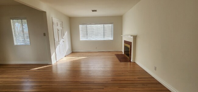 Foto del edificio - 4923 W 121st St