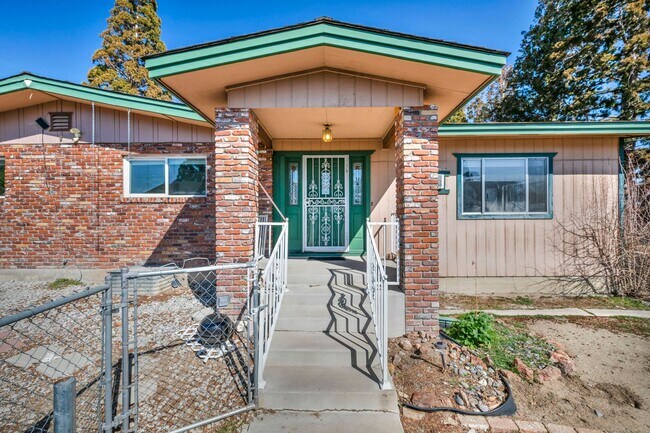 Foto del edificio - Single Story Fully Furnished Tahoe Style Home with Pool