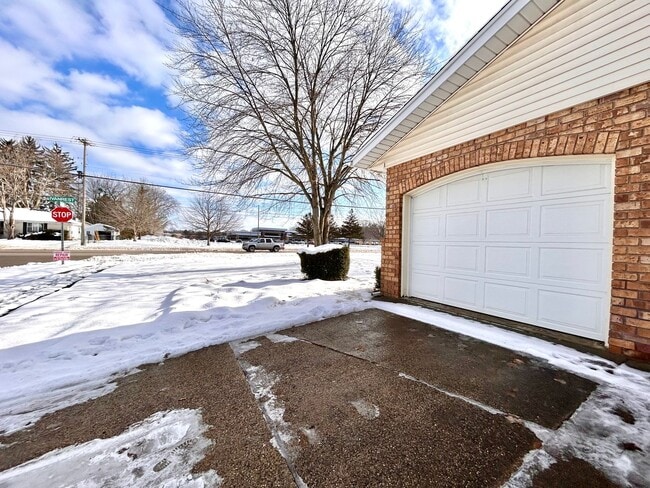 Building Photo - Ivanrest 3689-3695