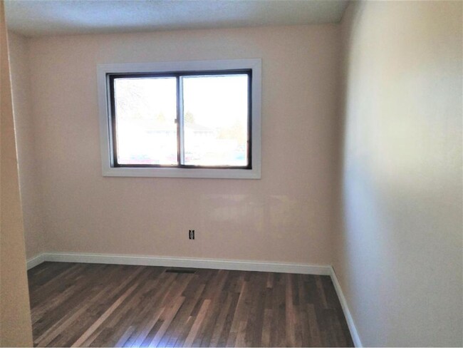 Building Photo - Beautiful Townhome with open floor plan 3 ...