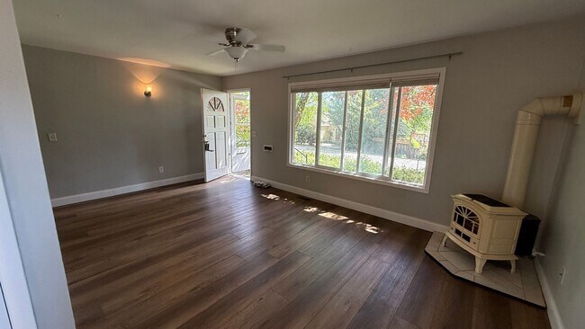 Foto del edificio - 2 bedroom Charming Single Family Home Multnomah Village Video Attached.