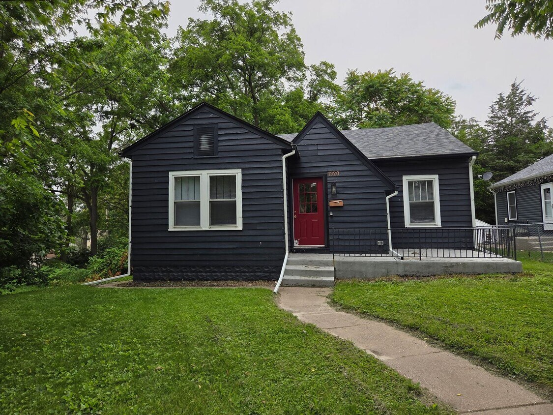 Foto principal - Lovely 3 BR, 1 BA home!