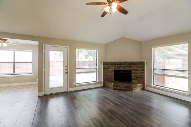 Building Photo - 912 Blewitt Dr