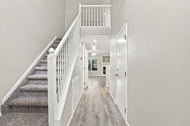 Foto del edificio - $2,045.95 - 3-Bed, 3-Bath Townhome with Modern Upgrades and Private Yard!