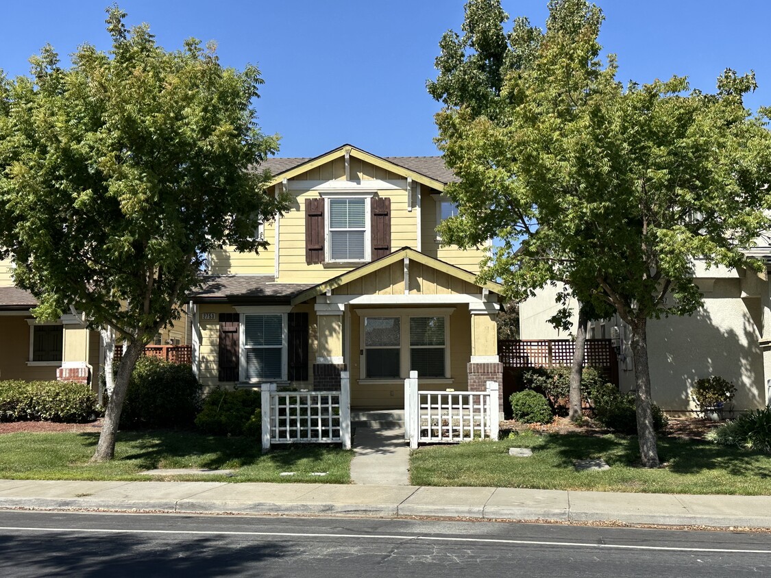 Primary Photo - 2753 Whitney Dr