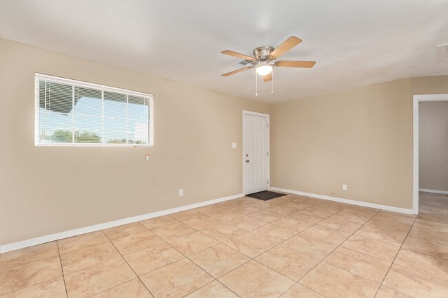 Building Photo - Stylishly Remodeled 2B/1BA in Prime Phoeni...
