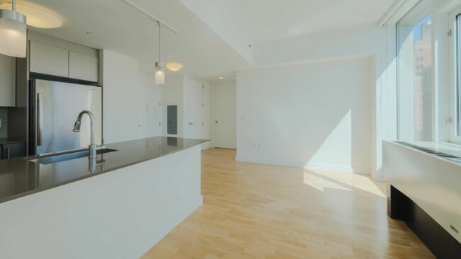Building Photo - 500 W 23rd St