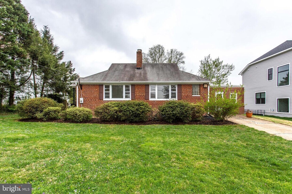Primary Photo - 6529 Chesterfield Ave