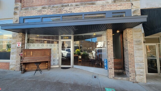 Building Photo - Commercial Space on Main Street!