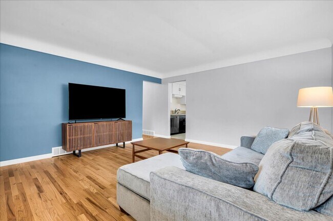 Foto del edificio - Charming Madison Heights Home with Garage and Fenced Yard