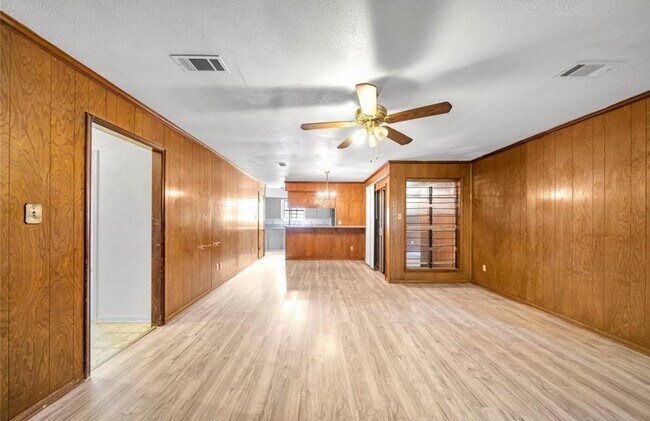 Foto del edificio - 8447 Sterlingshire St