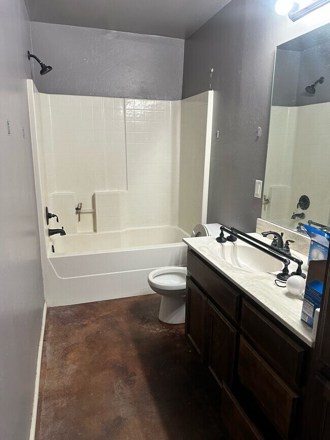 Building Photo - 4 BEDROOMS!  - First Month Free