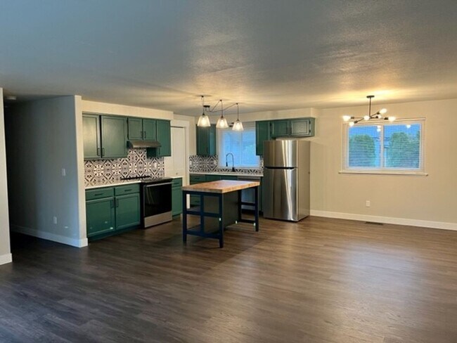 Building Photo - 3bd 2 bth rambler