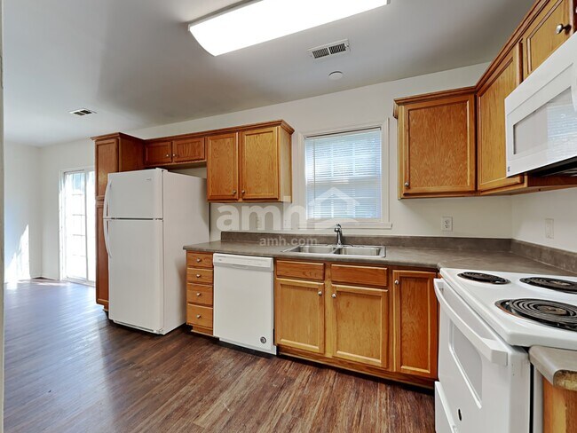 Foto del edificio - 606 3 Oaks Dr