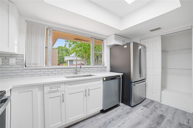 Foto del edificio - 5201 Yellow Pine Ln