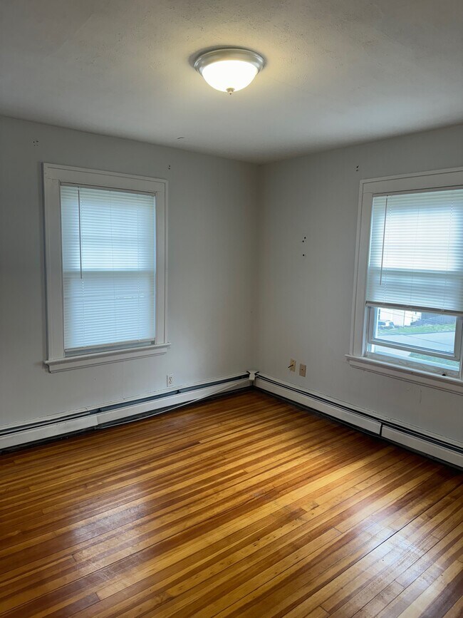 Building Photo - 31 ellesmere Ave