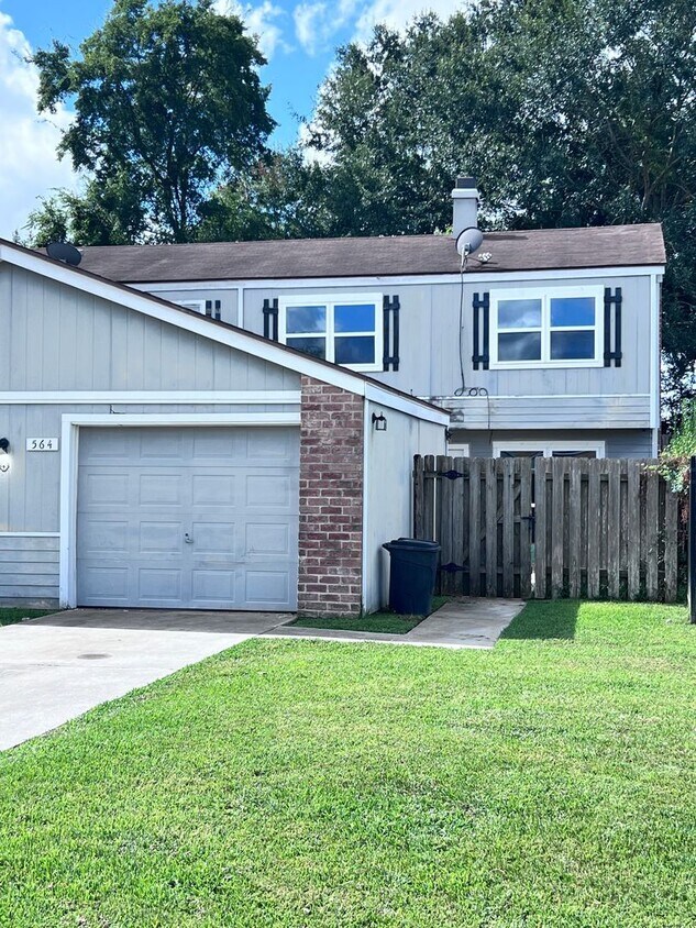 Foto principal - 2 Bedroom Townhome for RENT - WEST END BEA...