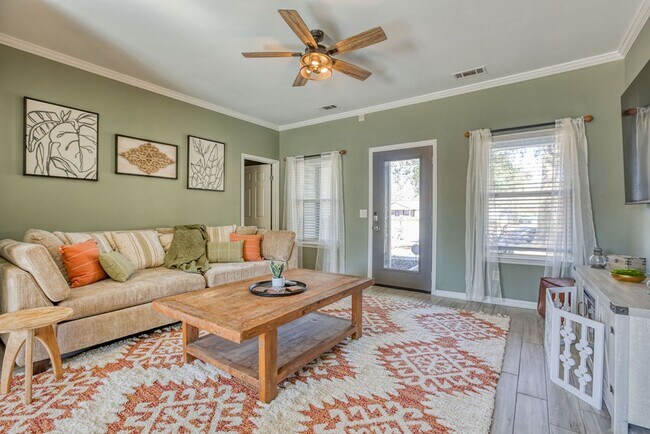 Building Photo - 3 BED | 3 BATH | POOLER | FURNISHED
