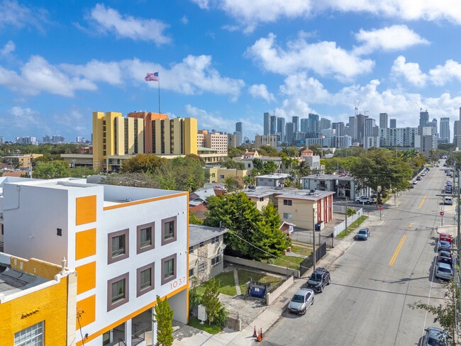 Building Photo - Pura Vida