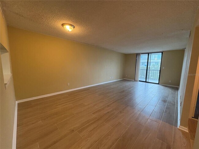 Foto del edificio - 201 W Laurel St