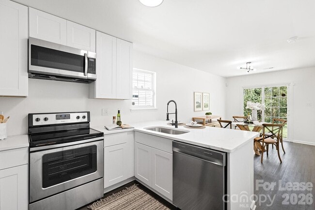 Building Photo - 913 Tennyson Dr