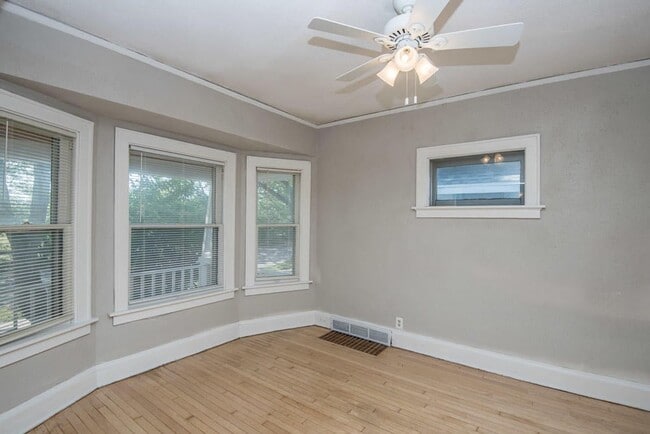 Building Photo - Updated 4-Bed Single Family Home with Clas...