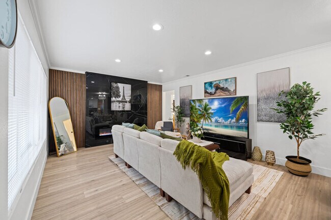 Foto del edificio - 606 S Sunshine Ave
