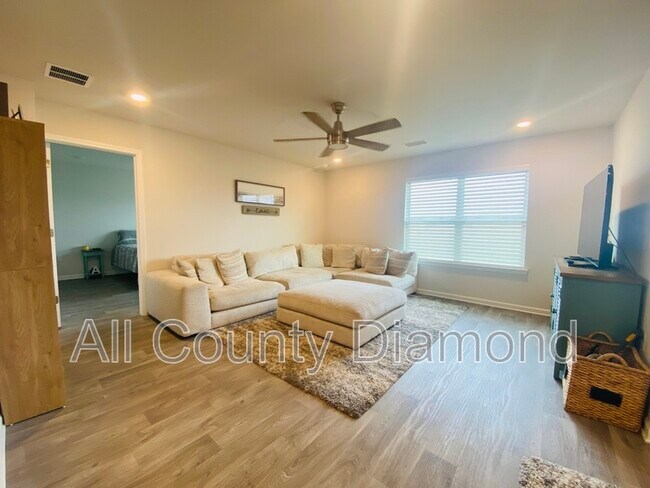 Building Photo - 127 Tiller Dr