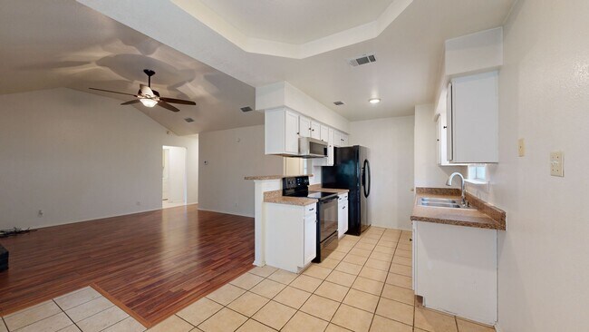 Foto del edificio - 2 WEEKS FREE + PRICE IMPROVEMENT $1,295!!!