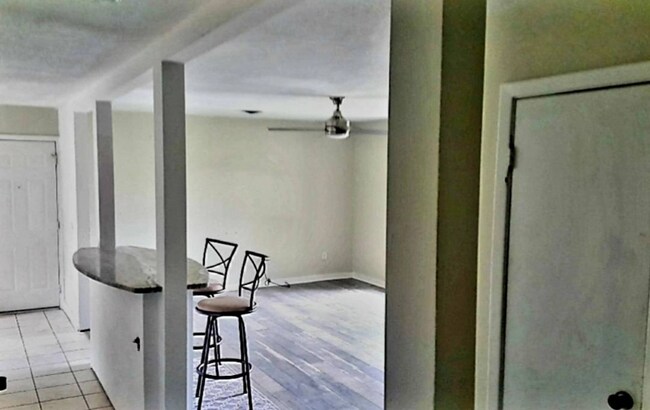 Building Photo - 3304 Bissonet Dr