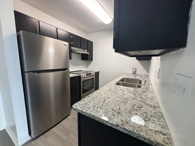Foto del edificio - Remodeled 2 bedroom 2 full bathroom availa...