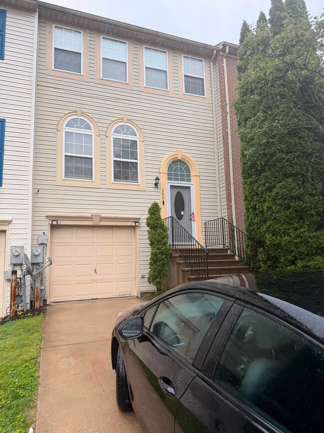 Building Photo - 208 Persimmon Cir