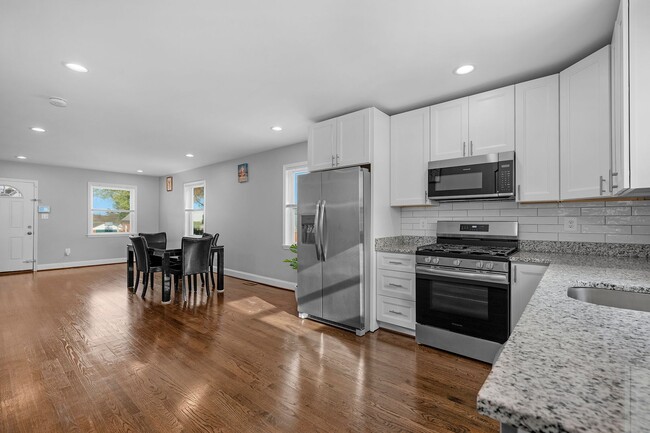 Building Photo - 4923 Lasalle Ave